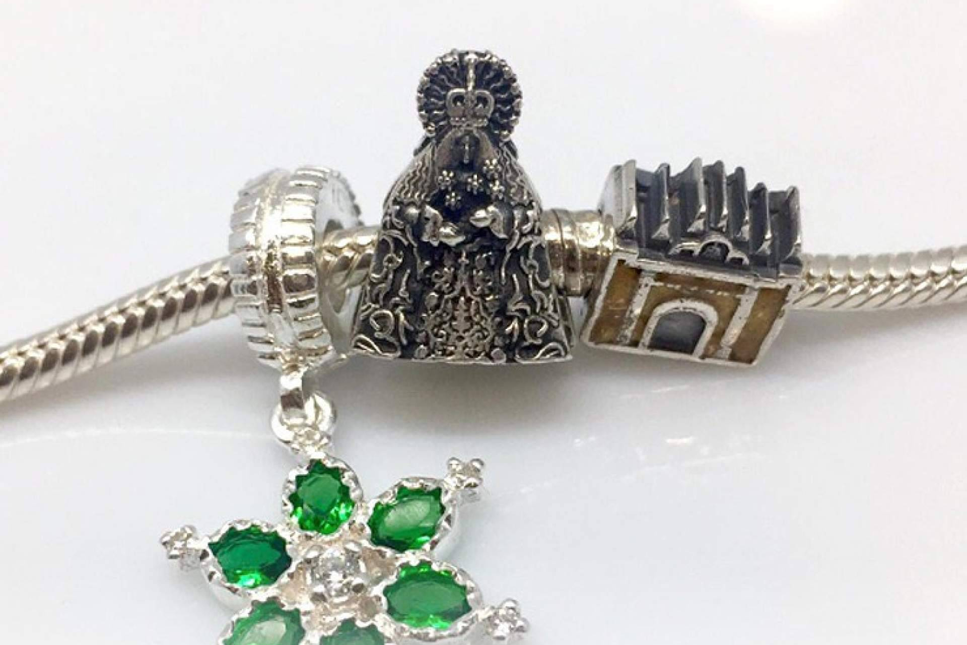 Charms cofrades de plata compatibles con pulseras Pandora; artesanía sevillana para regalar esta Navidad