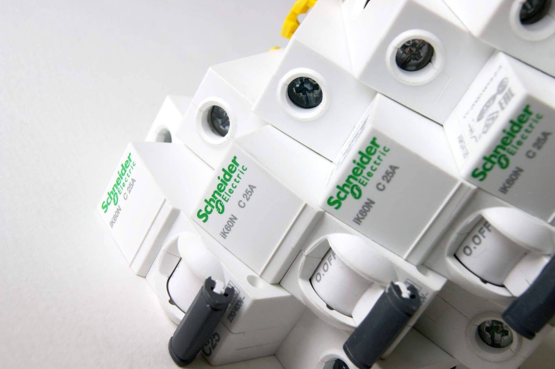 Más de mil productos Schneider Electric disponibles en Cadenza Electric con precios ajustados al mercado digital