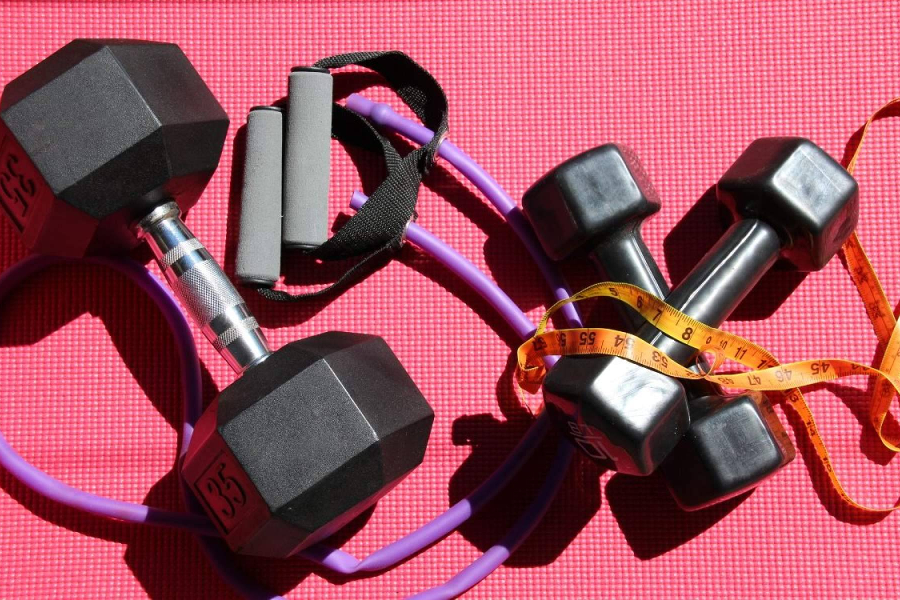 La tienda de equipamiento deportivo de DobleFit selecciona básicos de fuerza y funcional para rutinas exigentes