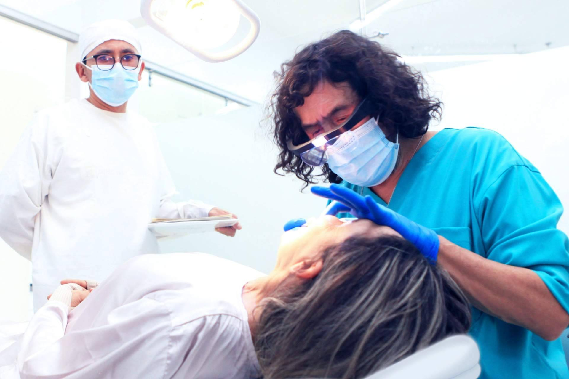 Odontología de Marlon Becerra, referente en diseño de sonrisa en Bogotá y odontología estética avanzada