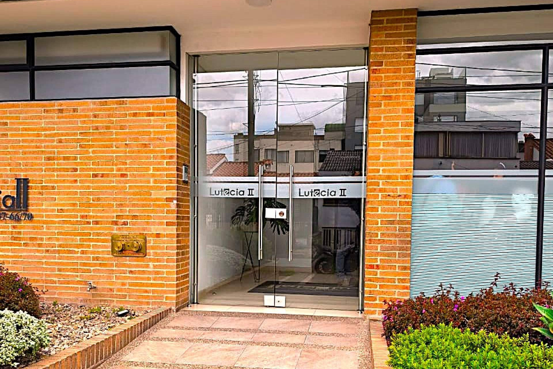 Así construyó TESLA ARQUITECTURA SAS una trayectoria sólida en puerta de vidrio y fachadas de vidrio