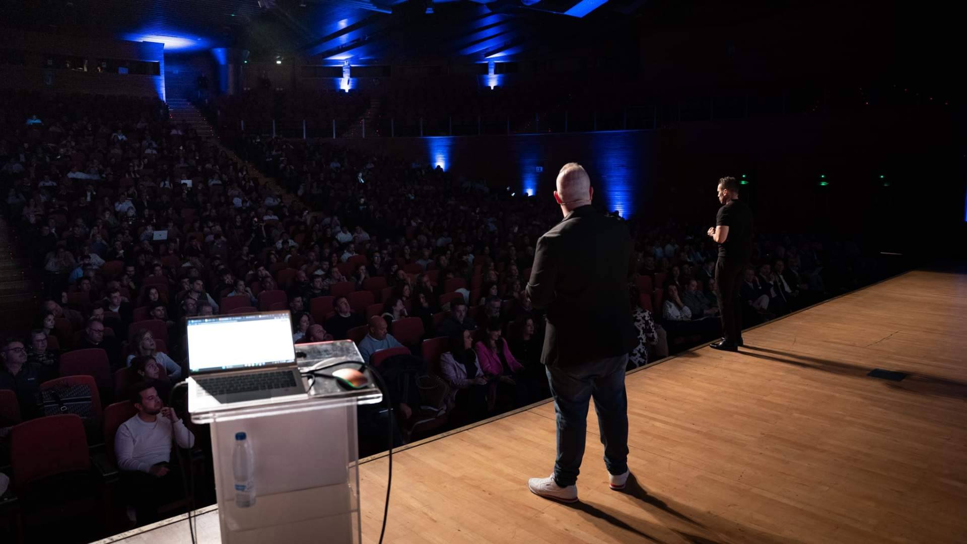 Antonio del Águila consolida su formación en IA para empresa tras llenar el Palacio de Congresos de Granada