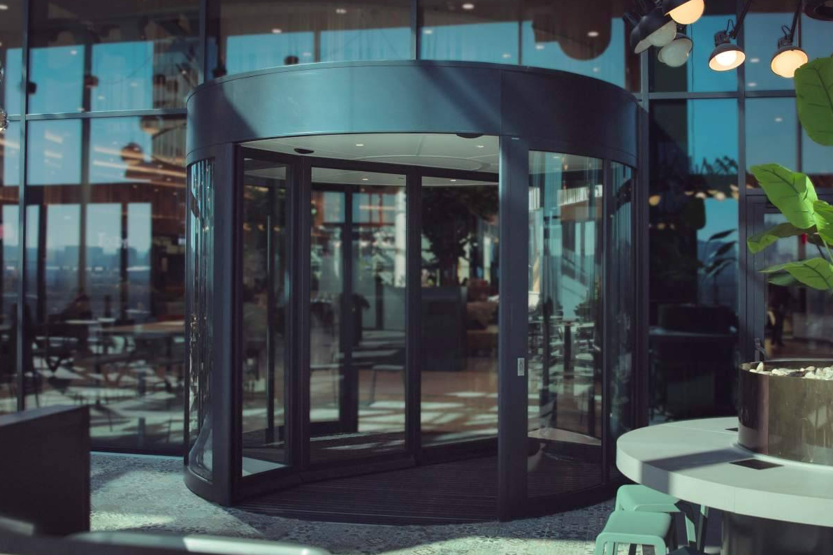 ASSA ABLOY destaca su catálogo de puertas giratorias para mejorar acceso, diseño y eficiencia en los edificios
