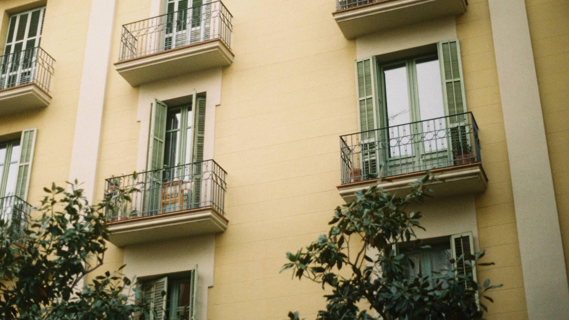 Barcelona refuerza el apoyo a comunidades que buscan restringir los pisos turísticos en sus fincas