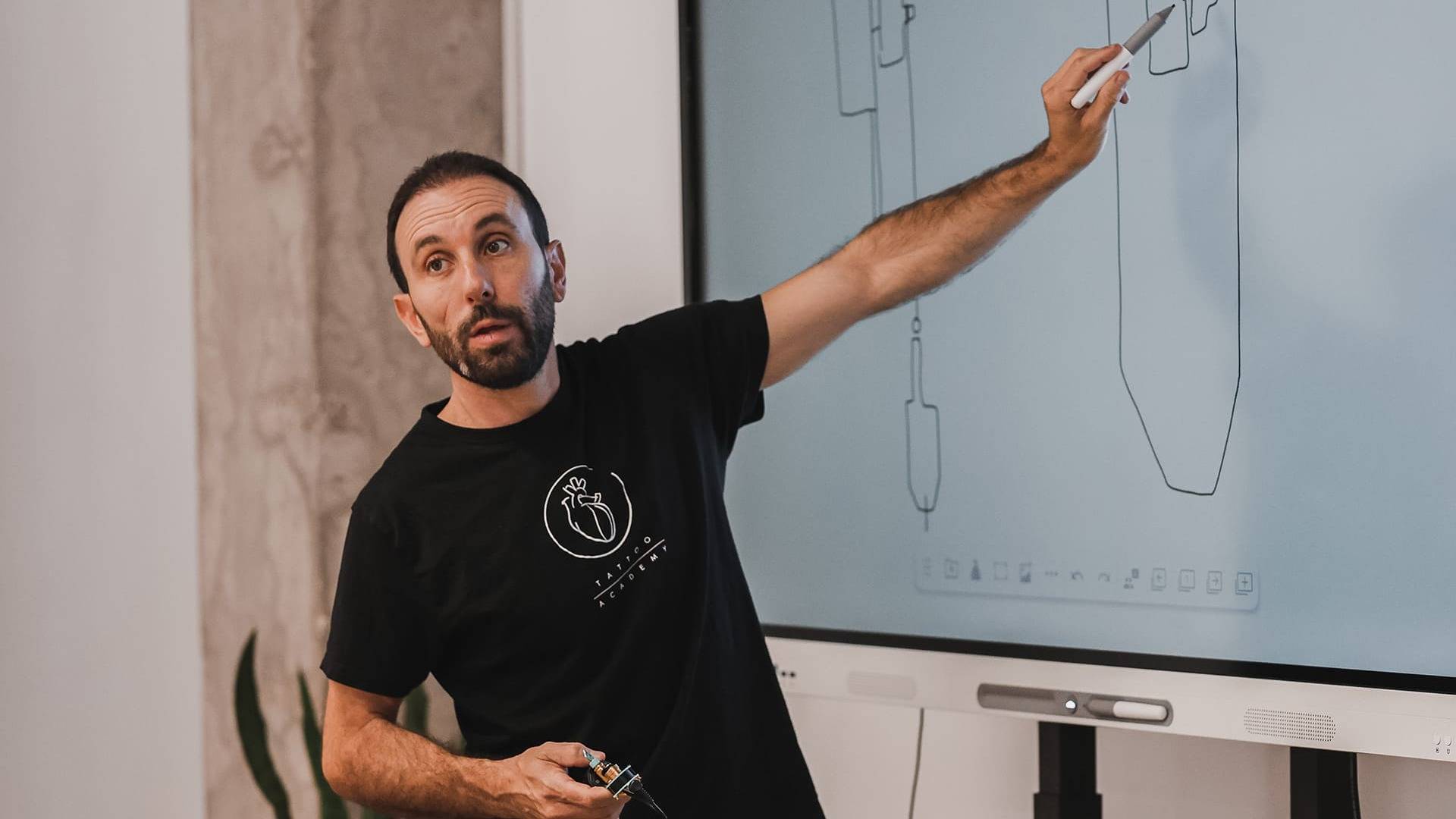 Curso de tatuaje presencial; la importancia de la práctica real para aprender a tatuar