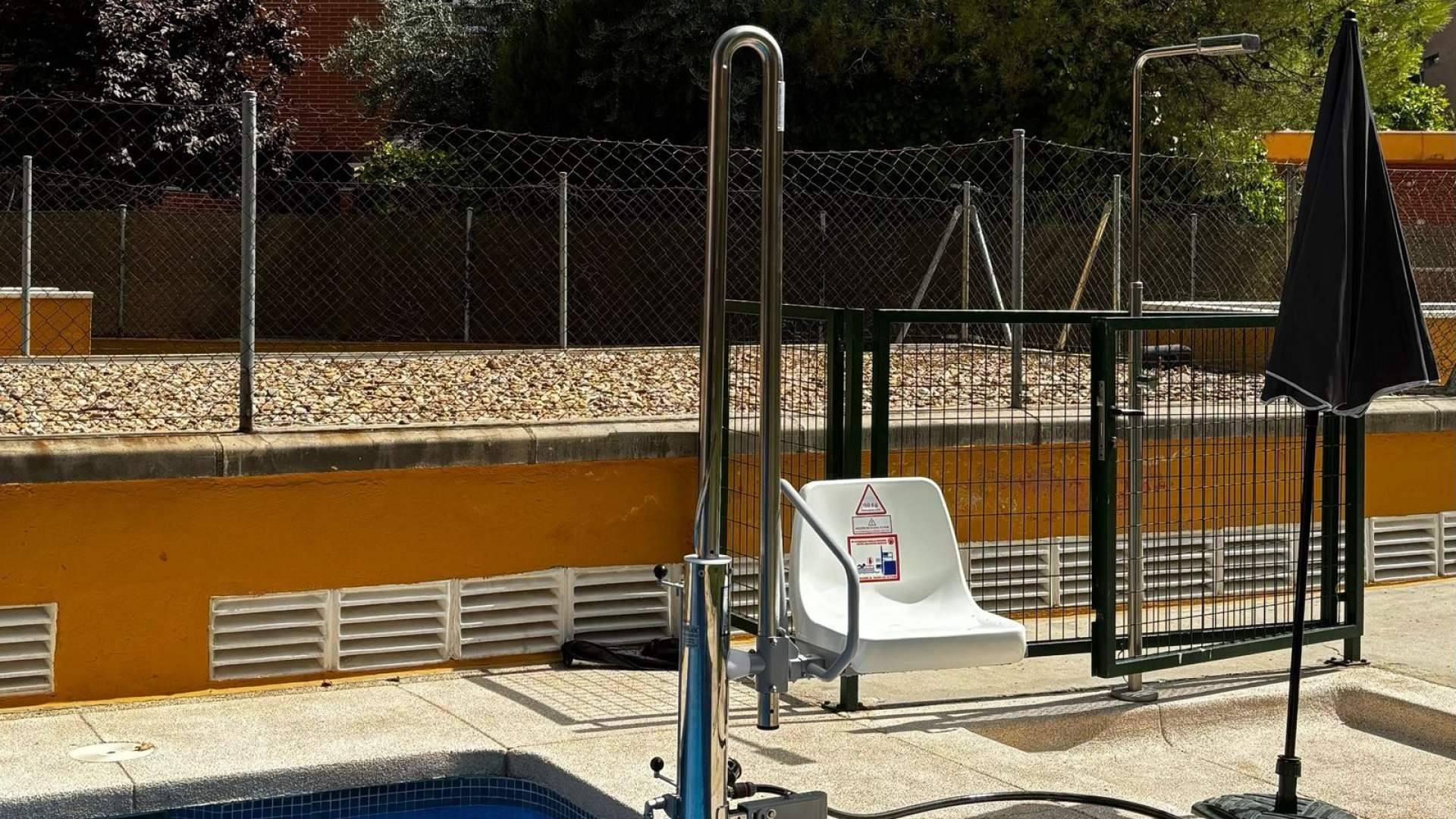 Piscinas comunitarias más inclusivas en verano con grúas de piscina en Madrid