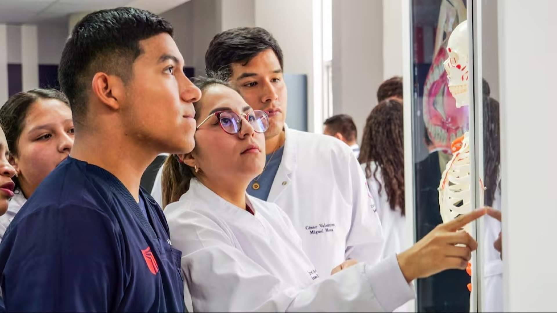 ¿Qué universidades enseñan medicina en Perú?