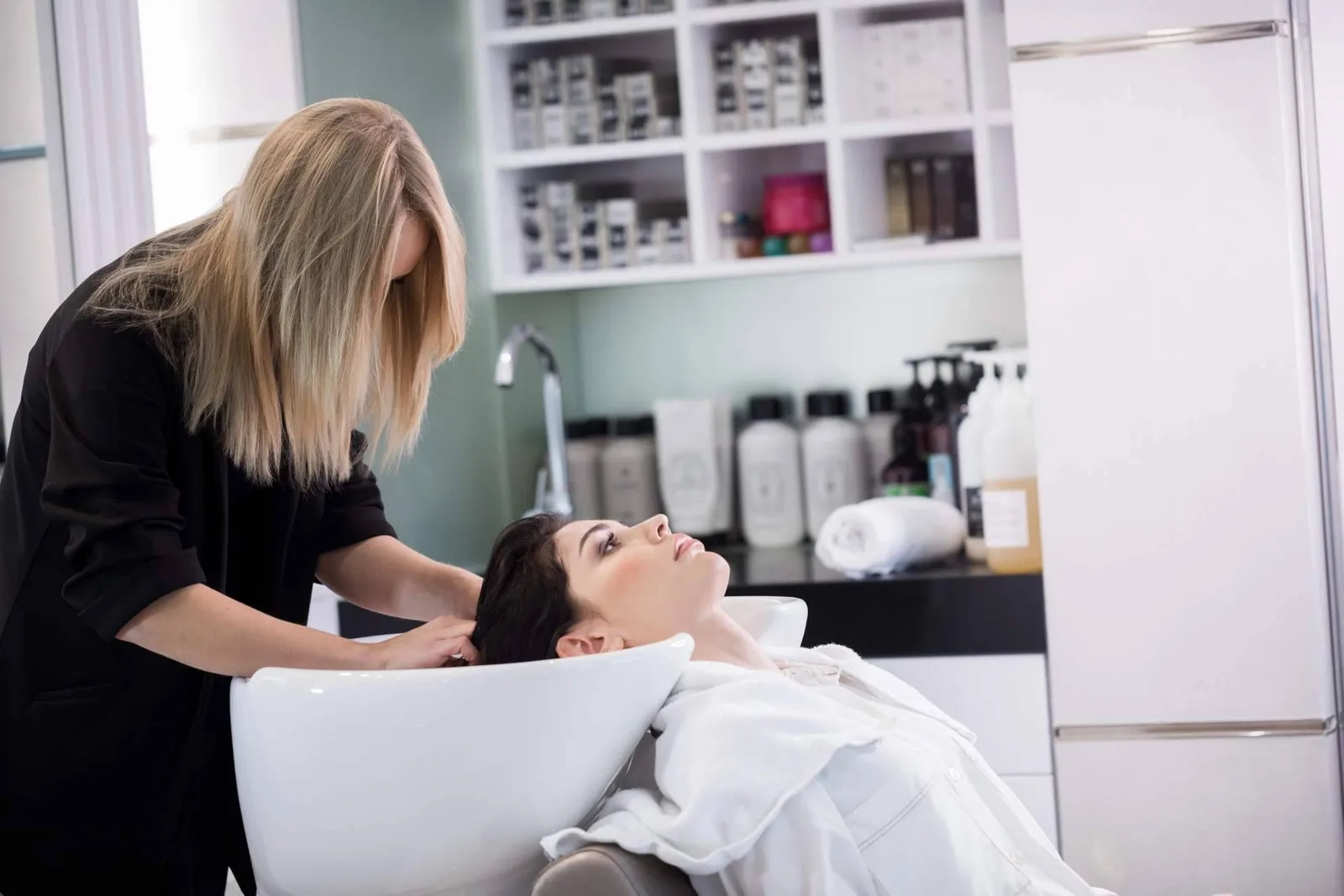 El presupuesto para montar un salón de peluquería en España combina equipamiento profesional y estrategia digital
